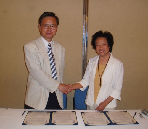 "Professor Li (right), Director of R&D Center on Ti-Al Intermetallics, High Temperature Materials Research Division, and Dr. Hagiwara, Leader, Titanium Group, New Structural Metals Center." Image