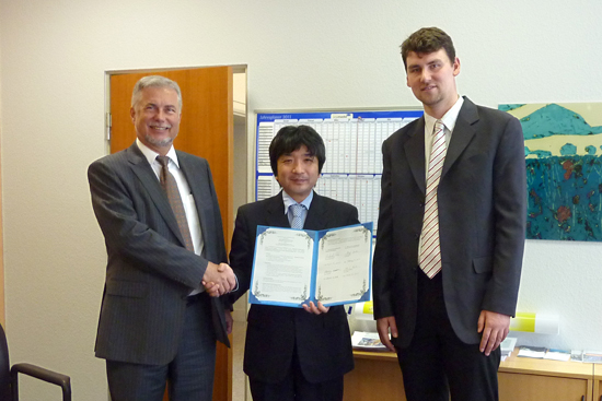 "Left　Prof. Dr. Prof. Dr. Michael Schütze, Chief Executive Officer and Group Leader of High Temperature Materials GroupCenter　Dr. Hideyuki MurakamiRight　 Dr. Mathias Galetz, Senior Researcher" Image