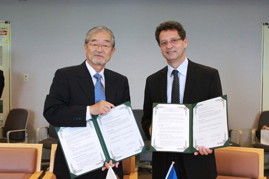 "President Ushioda and Director Réau showing the CCA" Image