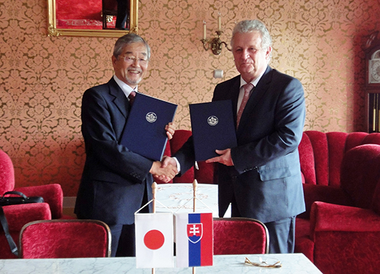 "President Ushioda and SAS President exchanging the documents" Image