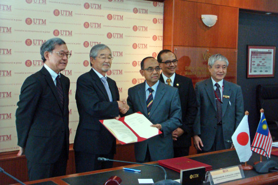 "copyright /NIMSSigning Ceremony at Universiti Teknologi Malaysia　 (from the left) Dr. Johsei Nagakawa (Deputy General Manager of Academic Collaboration Office, NIMS), Prof. Sukekatsu Ushioda (NIMS President), Prof. Wahid Bin Omar (Vice-Chancellor/President, UTM), Prof. Nordin Bin Yahaya (Senior Director of International Affairs, UTM) and Prof. Noriyuki Kuwano (MJIIT, UTM)" Image