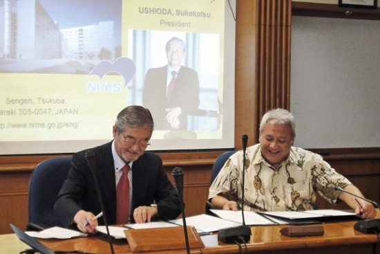 "ITB Rector Akhmaloka (right) and NIMS President Ushioda signing the agreements" Image