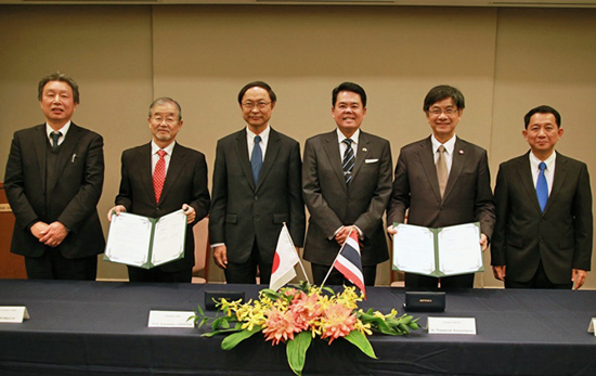 "* (left to right): Dr. Eiji Muromachi, Executive Vice President of NIMS, Prof. Sukekatsu Ushioda, President of NIMS, H.E. Dr. Pichet Durongkaveroj, Minister of Science and Technology, H.E. Mr. Thanatip Upatising, Thai Ambassador to Japan, Dr. Thaweesak Koanantakool, President of NSTDA, and Prof. Sirirurg Songsivilai, Executive Director of NANOTEC." Image