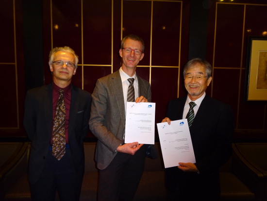 "copyright /NIMSSigning Ceremony at Tsukuba　 (from the left) Prof. Carlo Massobrio (Deputy Director, Institut de Physique et Chimie des Materiaux de Strasbourg, IPCMS), Prof.　Stefan Haacke (Director, IPCMS) and Prof. Sukekatsu Ushioda (NIMS President)" Image