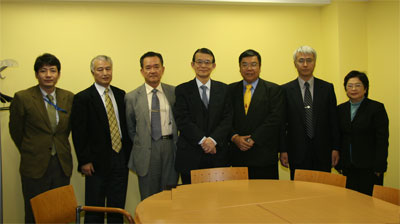 「右から Prof. Siriluck (MTEC) 、篠原グループリーダー (NIMS) 、 Dr. Paritud (MTEC長官)  、岸理事長 (NIMS) 、北川理事 (NIMS) 、野田理事 (NIMS) 、秋山主任研究員 (NIMS)」の画像