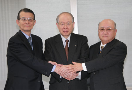 「左から岸理事長(NIMS)、野依理事長(RIKEN)、殿塚理事長 (JAEA)」の画像