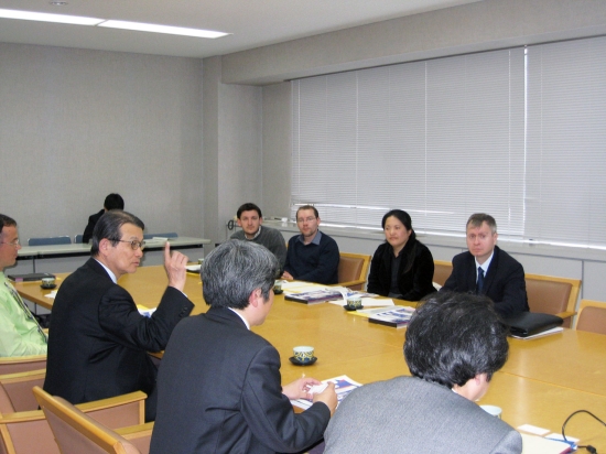 「写真1　懇談する岸理事長(左)とF. トロヤーチェク参事官(右)」の画像