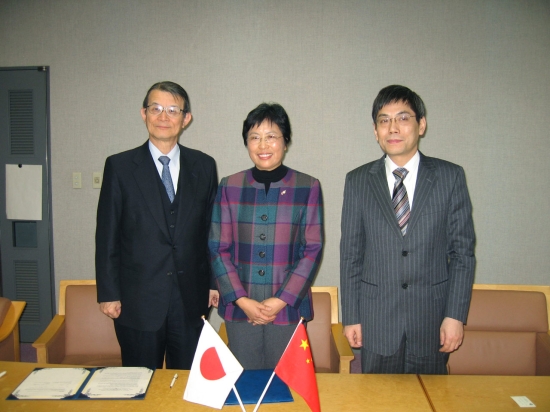 「写真1　左から岸理事長、崔平所長、施尔畏副院長」の画像