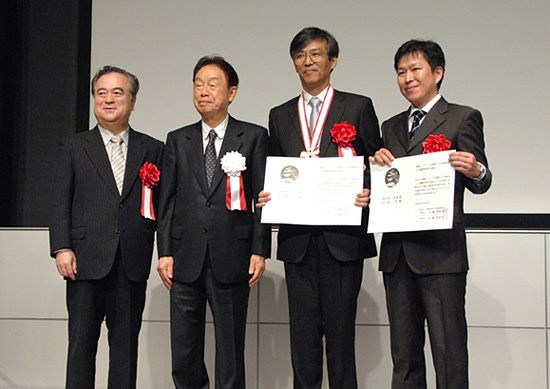 「写真　授賞式にて : 左から橋本昌茨城県知事、(財)茨城県科学技術振興財団 江崎玲於奈理事長、佐々木高義MANA主任研究者、長田実MANA研究者」の画像