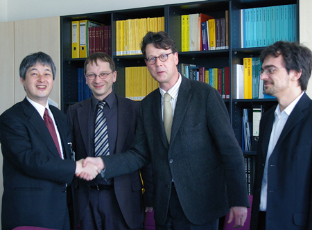 「写真右から、M. Muller (博士課程大学院生) 、 M. Richter 教授 (X線計測部長) 、B. Beckhoff 博士 (X線分光グループ長) 、桜井 健次 グループリーダー (量子ビームセンター)」の画像