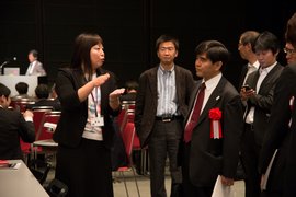 「ポスター発表による最新成果を聞く森本浩一審議官」の画像