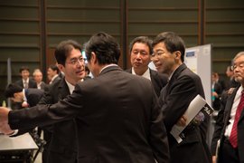 「研究成果の説明を受ける田中敏文部科学省総括審議官」の画像