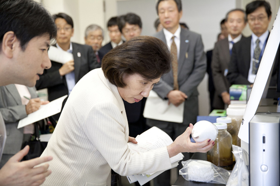 「水の透過膜について説明を受けられる様子」の画像