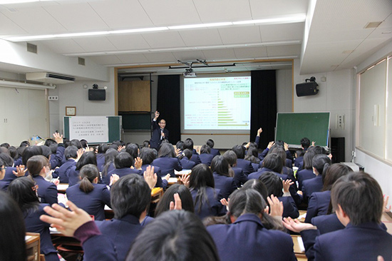 「視聴覚室での授業の様子」の画像