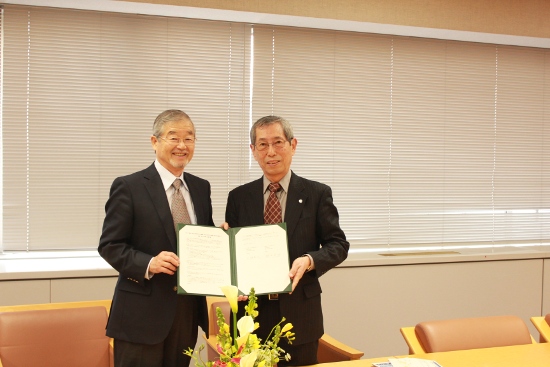 「調印式の様子 :  NIMS千現地区　研究本館管理棟　役員会議室にて　左から : 潮田理事長、小畑高専機構理事長　copyright /NIMS」の画像