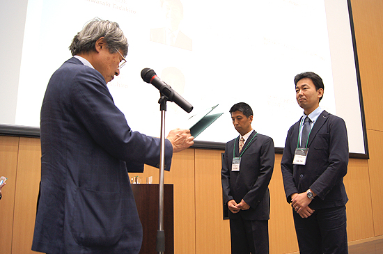 「先進賞の川﨑 忠寛氏 (右) と白井 康裕氏 (中央)  (GREEN拠点賞授与式の様子)」の画像