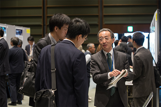 「質問で熱気に包まれるポスターセッション会場」の画像