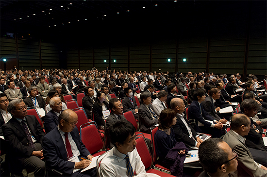 「多くの来場者にあふれるオーラルセッション会場」の画像