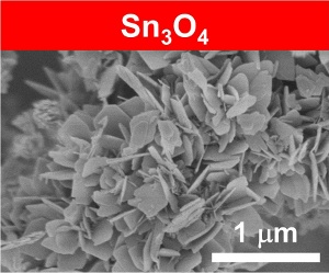 「プレス資料中の図1 : 　Sn3O4触媒の電子顕微鏡像合成された材料は、マイクロサイズ (100万分の1メートル) の薄片状結晶の集合体です。」の画像